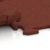 Großaufnahme vom Verbindungssystem von WARCO-Boden 0189 - Fitness podložka 18 mm im Farbdesign Cihlovo červená. Abmessungen 500 x 500 x 18 mm.