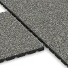 Großaufnahme vom Verbindungssystem von WARCO-Boden 5328 - Dopadová gumená podložka na ihrisko im Farbdesign Šedý granit. Abmessungen 500 x 500 x 30 mm.