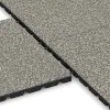 Großaufnahme vom Verbindungssystem von WARCO-Boden 5327 - Dopadová gumená podložka na ihrisko im Farbdesign Svetlý granit. Abmessungen 500 x 500 x 30 mm.