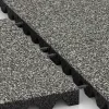 Großaufnahme vom Verbindungssystem von WARCO-Boden 5543 - Bezpečnostná gumová dlaždica na detské ihrisko 4,5 cm - EN 1177 ≤ 135 cm im Farbdesign Šedý granit. Abmessungen 500 x 500 x 45 mm.