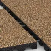 Großaufnahme vom Verbindungssystem von WARCO-Boden 5555 - Bezpečnostná gumová dlaždica na detské ihrisko 4,5 cm - EN 1177 ≤ 135 cm im Farbdesign Maroko. Abmessungen 500 x 500 x 45 mm.