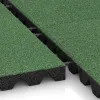 Großaufnahme vom Verbindungssystem von WARCO-Boden 5538 - Bezpečnostná gumová dlaždica na detské ihrisko 4,5 cm - EN 1177 ≤ 135 cm im Farbdesign Bledozelená. Abmessungen 500 x 500 x 45 mm.