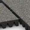 Großaufnahme vom Verbindungssystem von WARCO-Boden 5367 - Dopadová gumená podložka na ihrisko im Farbdesign Šedý granit. Abmessungen 500 x 500 x 80 mm.