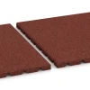 Großaufnahme vom Verbindungssystem von WARCO-Boden 0533 - Terasová dlažba 2,5 cm im Farbdesign Cihlová červená. Abmessungen 50 × 50 × 2,5 cm.