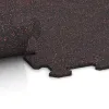Großaufnahme vom Verbindungssystem von WARCO-Boden 1033 - Stair covering im Farbdesign Ľahko červené posypané. Abmessungen 970 x 970 x 8 mm.