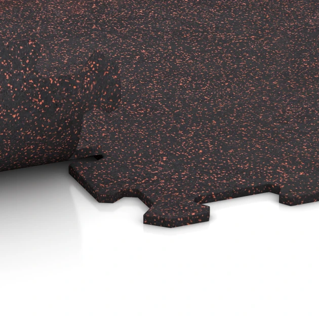 Großaufnahme vom Verbindungssystem von WARCO-Boden 1049 - Športová podlaha Kompakt im Farbdesign Ľahko červené posypané. Abmessungen 970 x 970 x 8 mm | 0,94 m.