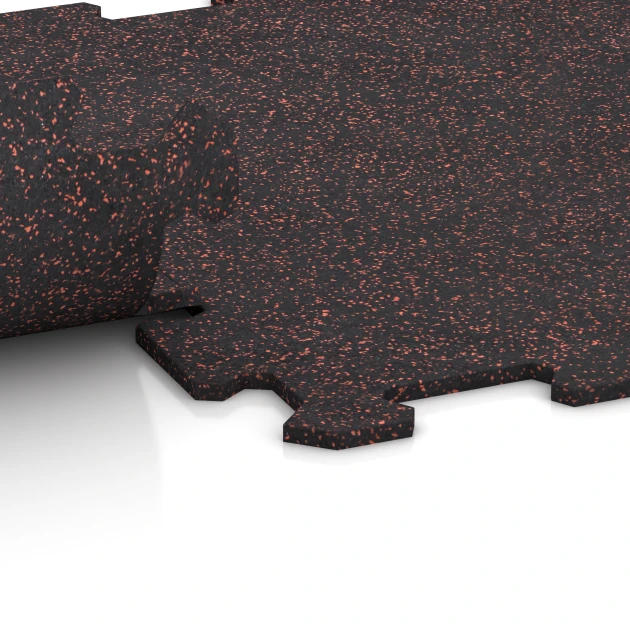 Großaufnahme vom Verbindungssystem von WARCO-Boden 0912 - Športová podlaha Kompakt im Farbdesign Ľahko červené posypané. Abmessungen 485 x 485 x 8 mm | 0,235 m².