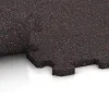 Großaufnahme vom Verbindungssystem von WARCO-Boden 0972 - Stair covering im Farbdesign Ľahko červené posypané. Abmessungen 485 x 485 x 16 mm.