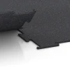 Großaufnahme vom Verbindungssystem von WARCO-Boden 6450 - Športová podlaha Kompakt im Farbdesign Ľahko červené posypané. Abmessungen 100 × 100 × 0,8 cm.