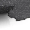 Großaufnahme vom Verbindungssystem von WARCO-Boden 6452 - Športová podlaha Kompakt im Farbdesign Lehko sivá posypaná. Abmessungen 100 × 100 × 0,8 cm.