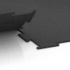 Großaufnahme vom Verbindungssystem von WARCO-Boden 6455 - Športová podlaha Kompakt im Farbdesign Antracit. Abmessungen 50 × 50 × 0,8 cm.