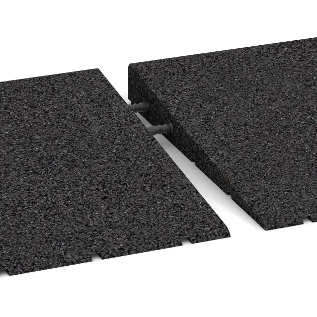 Großaufnahme vom Verbindungssystem von WARCO-Boden 2428 - Prahová rampa 75 cm im Farbdesign Antracit. Abmessungen 750 x 300 x 40/8 mm.