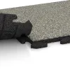 Großaufnahme vom Verbindungssystem von WARCO-Boden 1208 - Dlaždica okolo bazéna Classic im Farbdesign Svetlý granit. Abmessungen 500 x 500 x 30 mm.