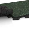 Großaufnahme vom Verbindungssystem von WARCO-Boden 1223 - Fitness gumové dlaždice Classic im Farbdesign Anglická tráva. Abmessungen 500 x 500 x 30 mm.