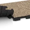 Großaufnahme vom Verbindungssystem von WARCO-Boden 5456 - Stair covering im Farbdesign Travertín. Abmessungen 500 x 500 x 30 mm.