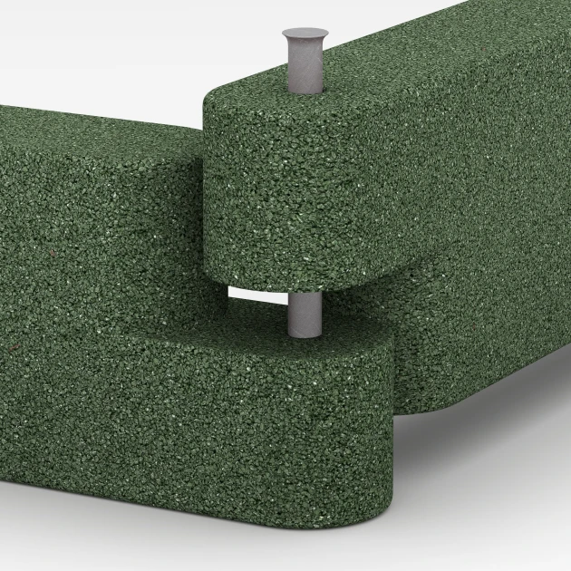 Großaufnahme vom Verbindungssystem von WARCO-Boden 6641 - Gumový obrubník im Farbdesign Trávovo zelená. Abmessungen 100 x 15 x 30 cm.