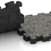 Großaufnahme vom Verbindungssystem von WARCO-Boden 6105 - Dlaždica k bazénu bez škár im Farbdesign Šedý granit. Abmessungen 306 x 306 x 30 mm.