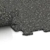 Großaufnahme vom Verbindungssystem von WARCO-Boden 1019 - Športová podlaha Kompakt im Farbdesign Tmavý šedý granit. Abmessungen 970 x 970 x 8 mm.