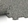 Großaufnahme vom Verbindungssystem von WARCO-Boden 1020 - Športová podlaha Kompakt im Farbdesign Šedý granit. Abmessungen 970 x 970 x 8 mm.
