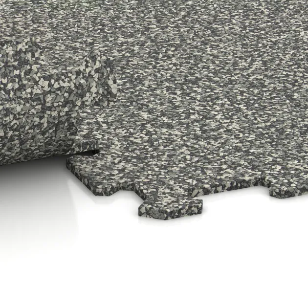 Großaufnahme vom Verbindungssystem von WARCO-Boden 1020 - Športová podlaha Kompakt im Farbdesign Šedý granit. Abmessungen 970 x 970 x 8 mm.