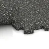Großaufnahme vom Verbindungssystem von WARCO-Boden 1096 - Športová podlaha Kompakt im Farbdesign Tmavý šedý granit. Abmessungen 970 x 970 x 16 mm.