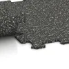 Großaufnahme vom Verbindungssystem von WARCO-Boden 0882 - Športová podlaha Kompakt im Farbdesign Tmavý šedý granit. Abmessungen 485 x 485 x 8 mm.