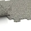 Großaufnahme vom Verbindungssystem von WARCO-Boden 0884 - Športová podlaha Kompakt im Farbdesign Svetlý granit. Abmessungen 485 x 485 x 8 mm.
