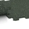 Großaufnahme vom Verbindungssystem von WARCO-Boden 0885 - Športová podlaha Kompakt im Farbdesign Anglická tráva. Abmessungen 485 x 485 x 8 mm.