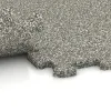 Großaufnahme vom Verbindungssystem von WARCO-Boden 0960 - Športová podlaha Kompakt im Farbdesign Svetlý granit. Abmessungen 485 x 485 x 16 mm.