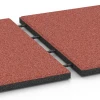 Großaufnahme vom Verbindungssystem von WARCO-Boden 6288 - Dopadové dosky im Farbdesign Paradajková červená. Abmessungen 50 x 50 x 3 cm.
