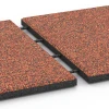 Großaufnahme vom Verbindungssystem von WARCO-Boden 6417 - Dopadová dlaždica – 90 cm im Farbdesign Etna. Abmessungen 50 x 50 x 3 cm | 0,25 m².