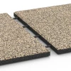 Großaufnahme vom Verbindungssystem von WARCO-Boden 6419 - Dopadová dlaždica – 90 cm im Farbdesign Travertín. Abmessungen 50 x 50 x 3 cm | 0,25 m².