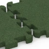 Großaufnahme vom Verbindungssystem von WARCO-Boden 6982 - Dlaždice na ihrisko im Farbdesign Trávovo zelená. Abmessungen 50 x 50 x 4 cm | 0,25 m².