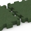 Großaufnahme vom Verbindungssystem von WARCO-Boden 6407 - Dopadová dlaždica – 220 cm im Farbdesign Trávovo zelená. Abmessungen 50 x 50 x 6 cm | 0,25 m².