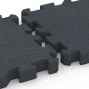 Großaufnahme vom Verbindungssystem von WARCO-Boden 6408 - Dopadová dlaždica – 220 cm im Farbdesign Bridlicová sivá. Abmessungen 50 x 50 x 6 cm | 0,25 m².