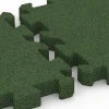 Großaufnahme vom Verbindungssystem von WARCO-Boden 6403 - Dopadová dlaždica – 190 cm im Farbdesign Trávovo zelená. Abmessungen 50 x 50 x 5 cm | 0,25 m².