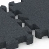 Großaufnahme vom Verbindungssystem von WARCO-Boden 6317 - Puzzle dlažba na detské ihrisko im Farbdesign Bridlicová sivá. Abmessungen 50 x 50 x 5 cm | 0,25 m².
