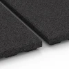 Großaufnahme vom Verbindungssystem von WARCO-Boden 6387 - Gumová rohož pre kone Premium im Farbdesign Antracit. Abmessungen 100 x 100 x 4,5 cm | 1,00 m².
