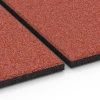 Großaufnahme vom Verbindungssystem von WARCO-Boden 6380 - Gumová rohož pre kone im Farbdesign Tehlová červená. Abmessungen 100 x 100 x 3 cm | 1,00 m².