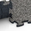 Großaufnahme vom Verbindungssystem von WARCO-Boden 6778 - Gumová podložka na cvičenie im Farbdesign Tmavosivá žula. Abmessungen 44,6 x 44,6 x 1,8 cm.