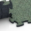 Großaufnahme vom Verbindungssystem von WARCO-Boden 6753 - Gumová dlažba pre ihriská im Farbdesign Anglický trávnik. Abmessungen 44,6 x 44,6 x 1,8 cm.