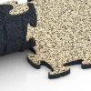 Großaufnahme vom Verbindungssystem von WARCO-Boden 6784 - Gumová podložka na cvičenie im Farbdesign Travertín. Abmessungen 44,6 x 44,6 x 1,8 cm.