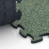 Großaufnahme vom Verbindungssystem von WARCO-Boden 6789 - Gumové balkónové dlaždice im Farbdesign Anglický trávnik. Abmessungen 44,6 x 44,6 x 1,8 cm.