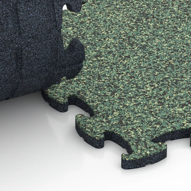Großaufnahme vom Verbindungssystem von WARCO-Boden 6789 - Gumové balkónové dlaždice im Farbdesign Anglický trávnik. Abmessungen 44,6 x 44,6 x 1,8 cm.