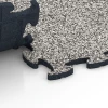 Großaufnahme vom Verbindungssystem von WARCO-Boden 6896 - Podlaha pre psie haly im Farbdesign Sivá žula. Abmessungen 44,6 x 44,6 x 1,8 cm.