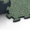 Großaufnahme vom Verbindungssystem von WARCO-Boden 6897 - Podlaha pre psie haly im Farbdesign Anglický trávnik. Abmessungen 44,6 x 44,6 x 1,8 cm.