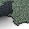 Großaufnahme vom Verbindungssystem von WARCO-Boden 6807 - Podlaha pre psie sporty im Farbdesign Anglický trávnik. Abmessungen 97,1 x 97,1 × 1,8 cm.