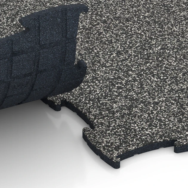 Großaufnahme vom Verbindungssystem von WARCO-Boden 6922 - Výstavná gumová dlaždica im Farbdesign Tmavosivá žula. Abmessungen 97,1 x 97,1 × 1,8 cm.