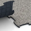 Großaufnahme vom Verbindungssystem von WARCO-Boden 6905 - Podlaha pre psie haly im Farbdesign Sivá žula. Abmessungen 97,1 x 97,1 × 1,8 cm.