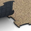 Großaufnahme vom Verbindungssystem von WARCO-Boden 6876 - Fitnes podlaha Max im Farbdesign Ratan. Abmessungen 97,1 x 97,1 × 1,8 cm.